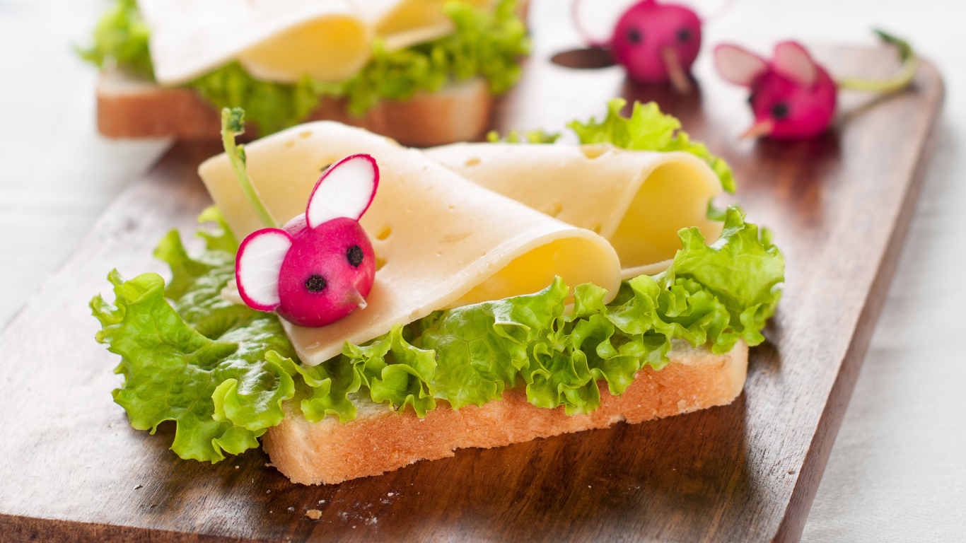 Бутерброд с сыром, салатом и редисом 