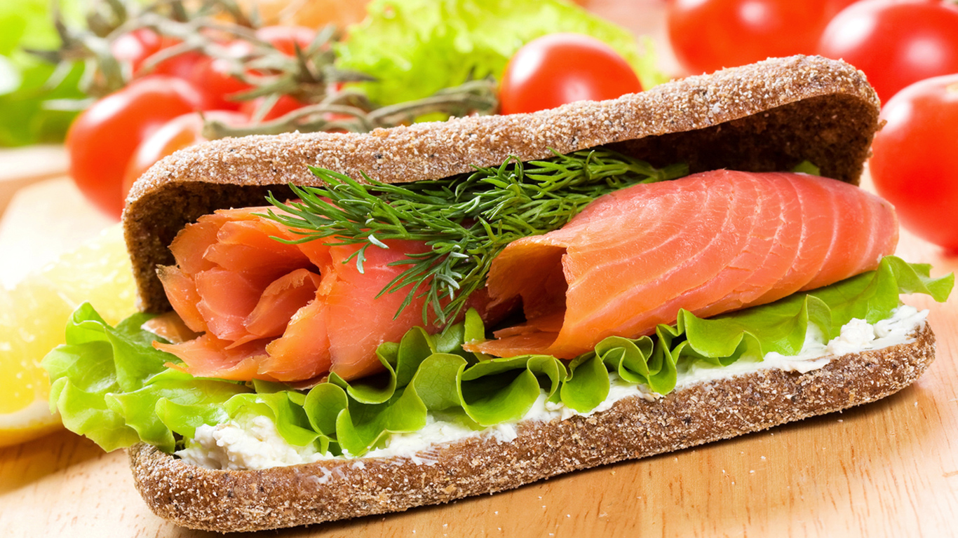 Сэндвич с зеленью и красной рыбой 