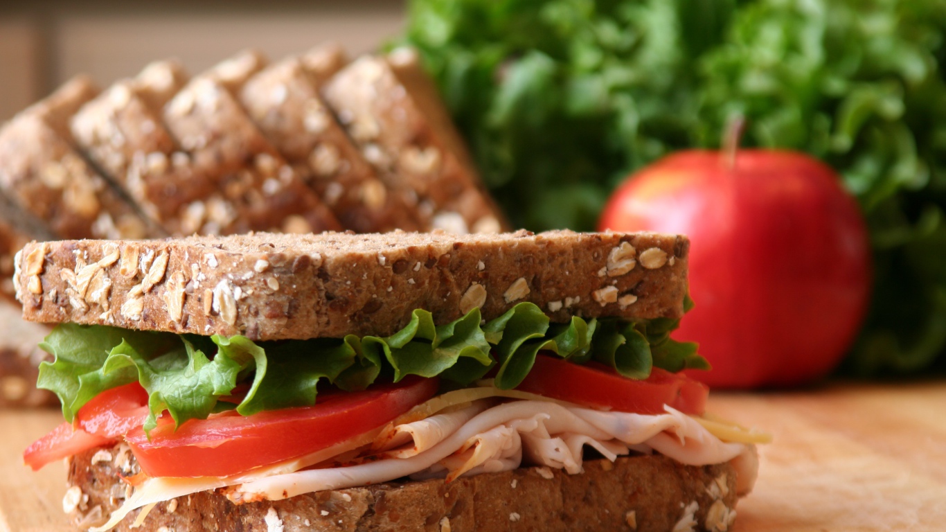 Сэндвич с помидорами ветчиной и салатом 