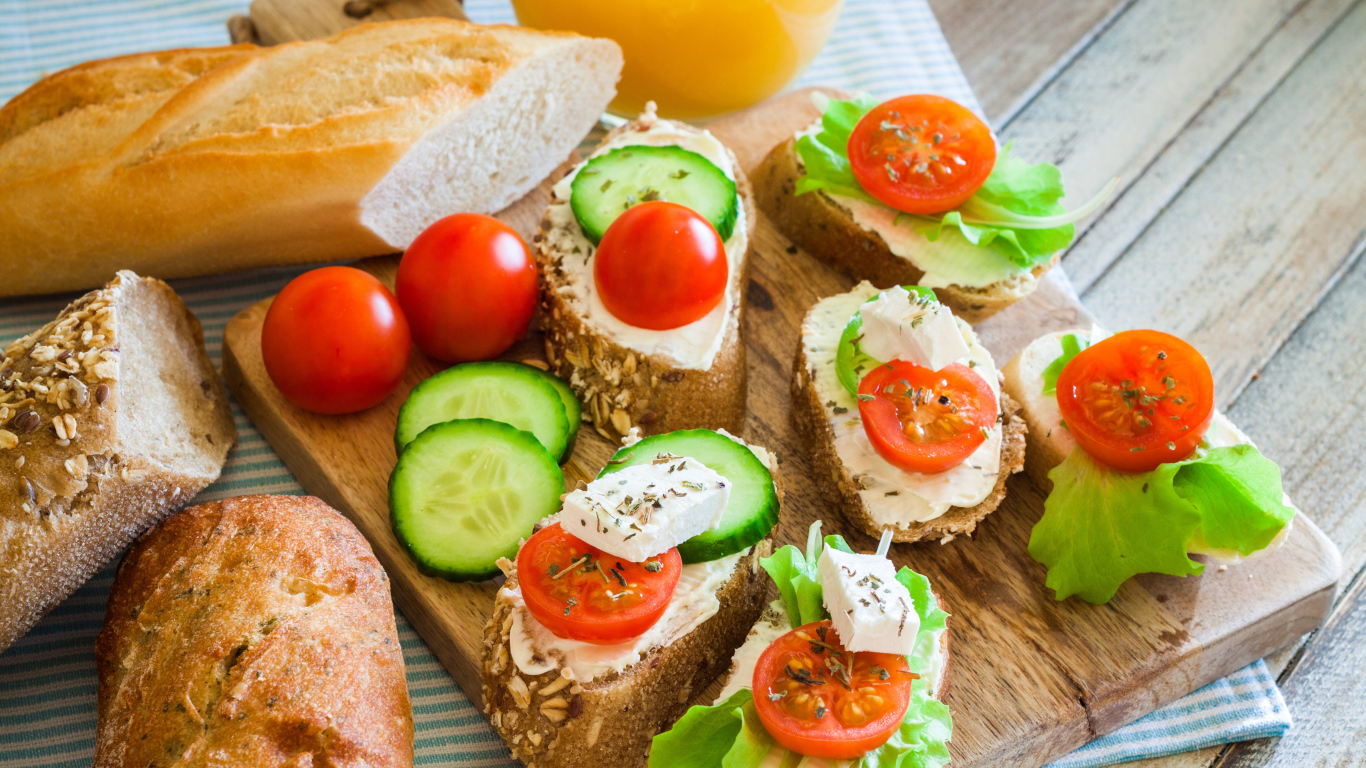 Бутерброды с сыром огурцами и помидорами на завтрак