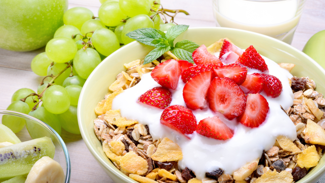 Мысли на завтрак с ягодами клубники,  виноградом и сливками