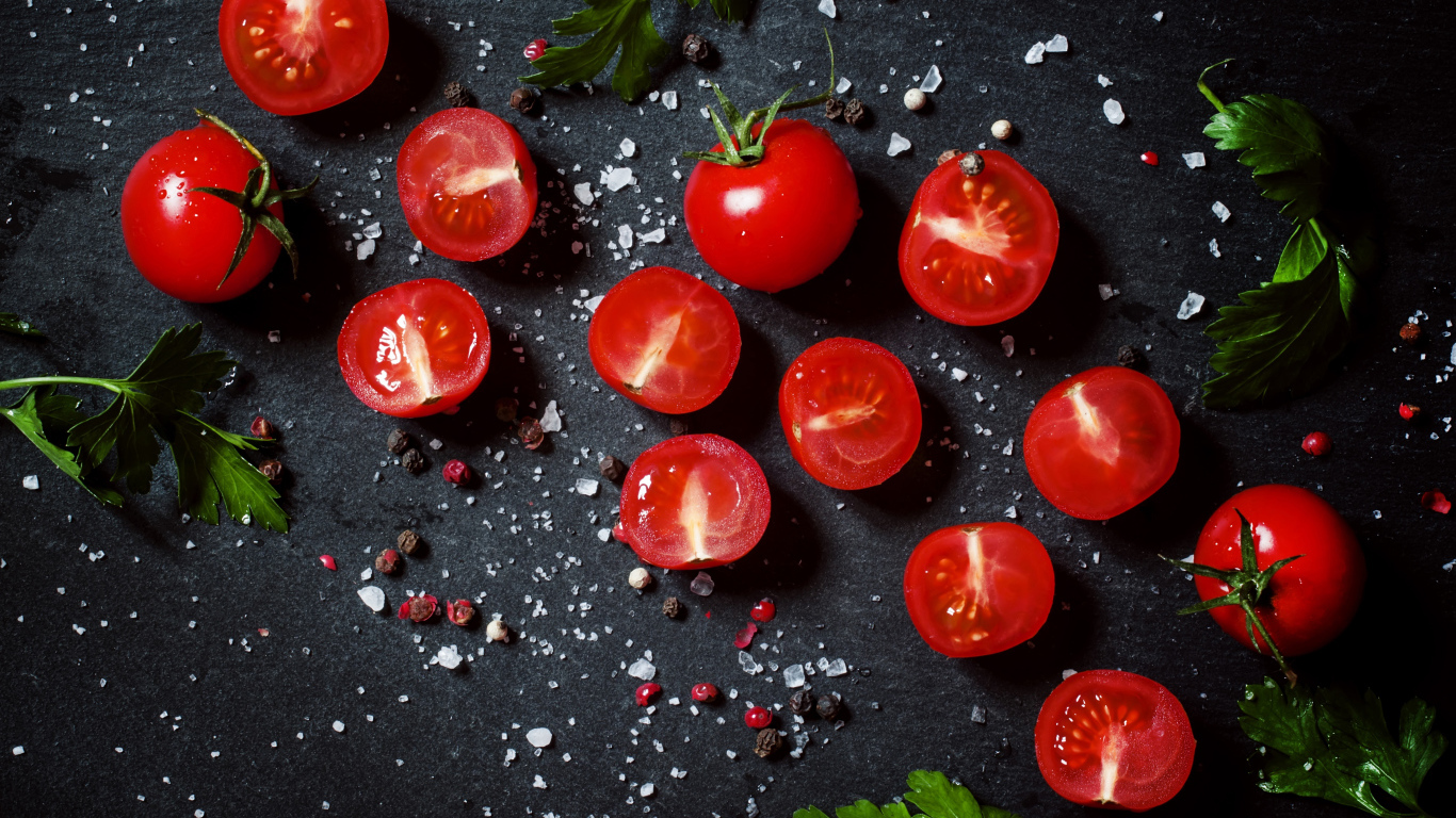 Помидоры на столе с зеленью петрушки и специями