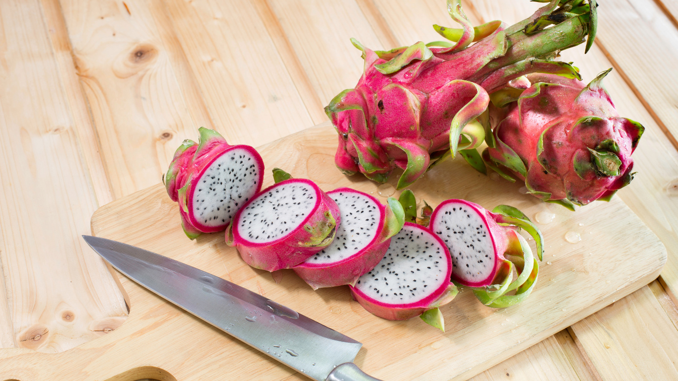 Сочный экзотический фрукт питайя на разделочной доске