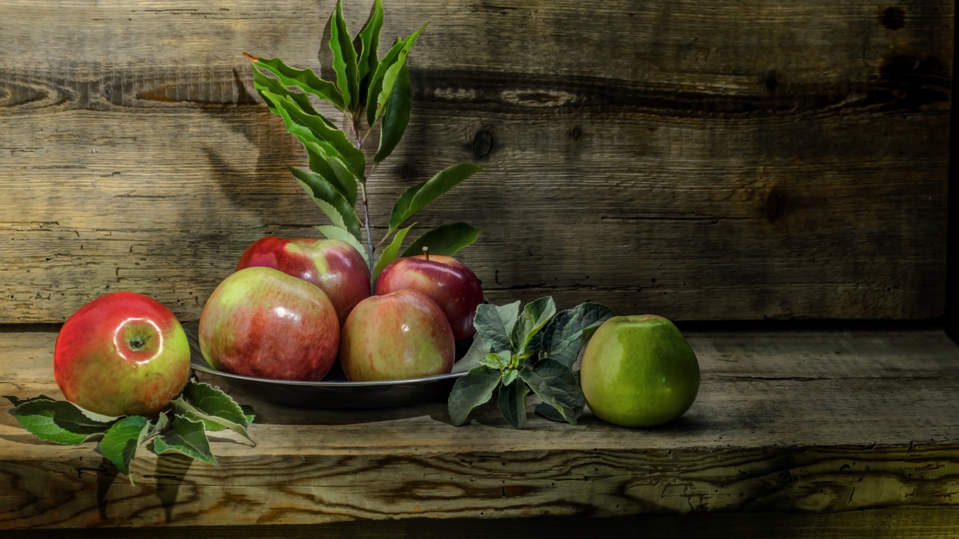 Красивые красные яблоки на деревянной лавке