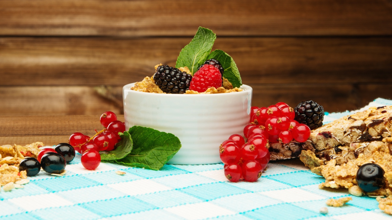 Ягоды красной смородины и ежевики на столе