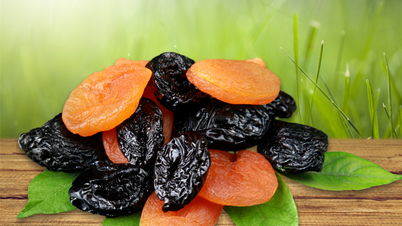 Сухофрукты чернослив и курага крупным планом