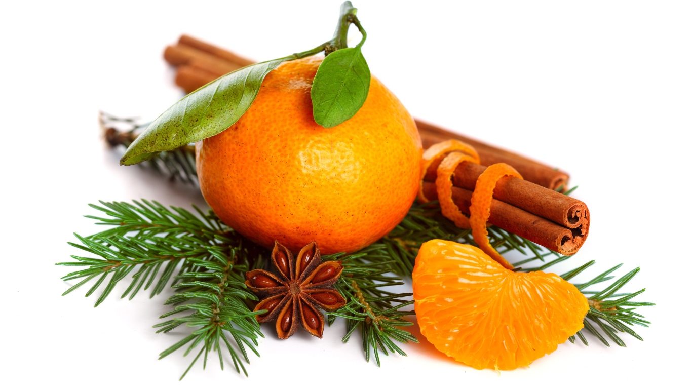 Мандарин с веткой ели, корицей и бадьяном на белом фоне