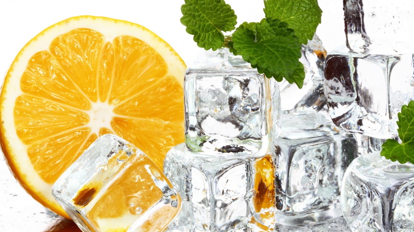 Апельсин с кубиками льда и листьями мяты