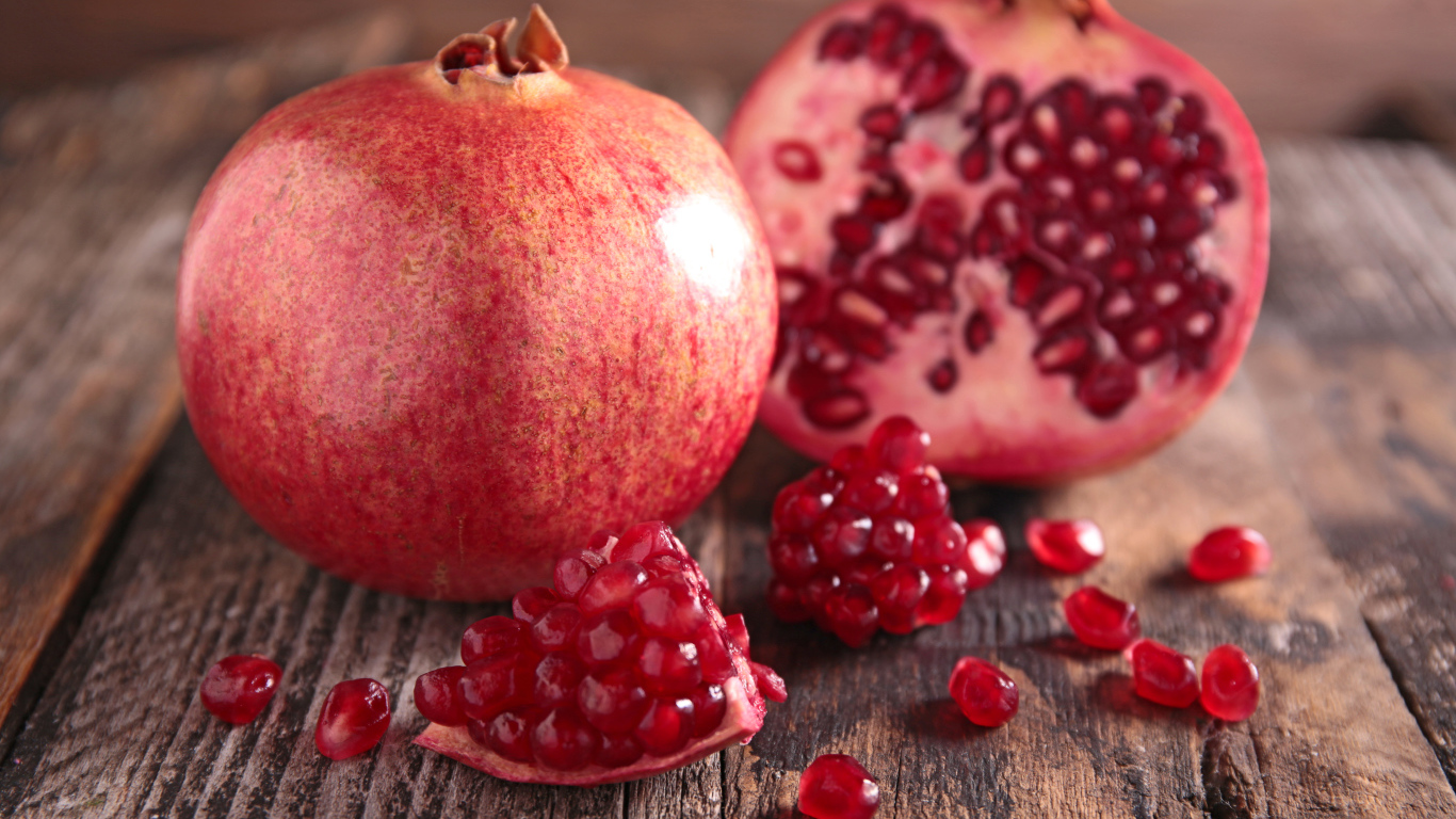 Гранат и гранатовые зерна крупным планом 