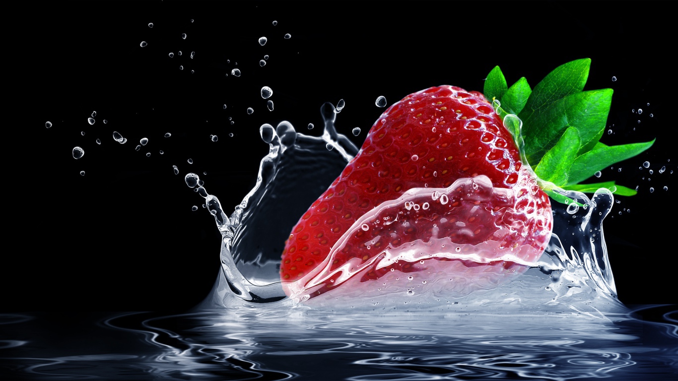 Красная спелая клубника в воде на черном фоне