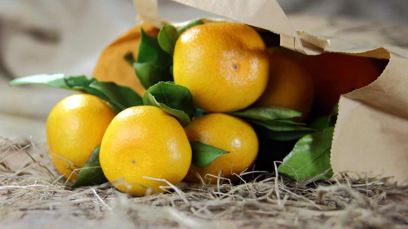 Спелые мандарины в бумажном пакете