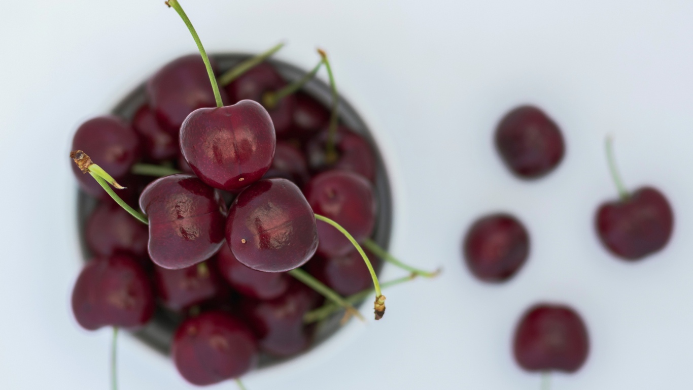 Спелые красные черешни лежат на столе