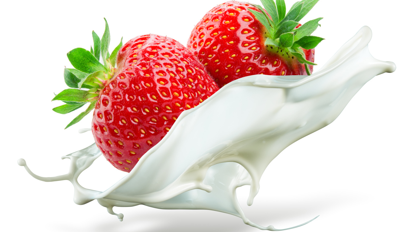 Клубника с молоком на белом фоне 