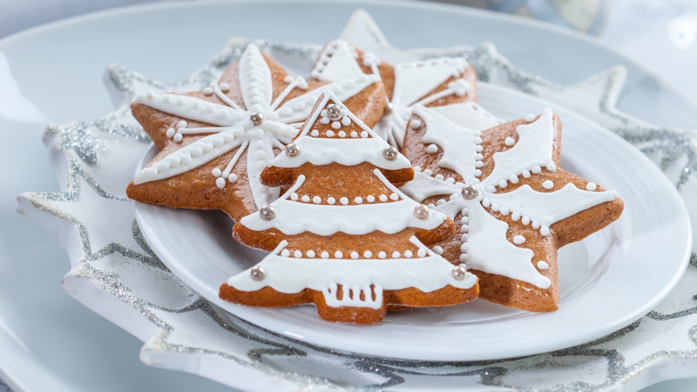 Красивое новогоднее печенье на белой тарелке