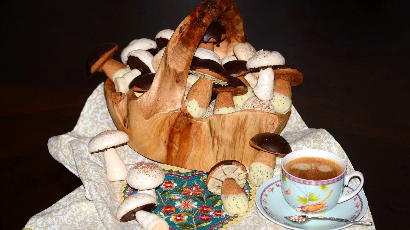 Печенье грибы в корзине с кофе на столе