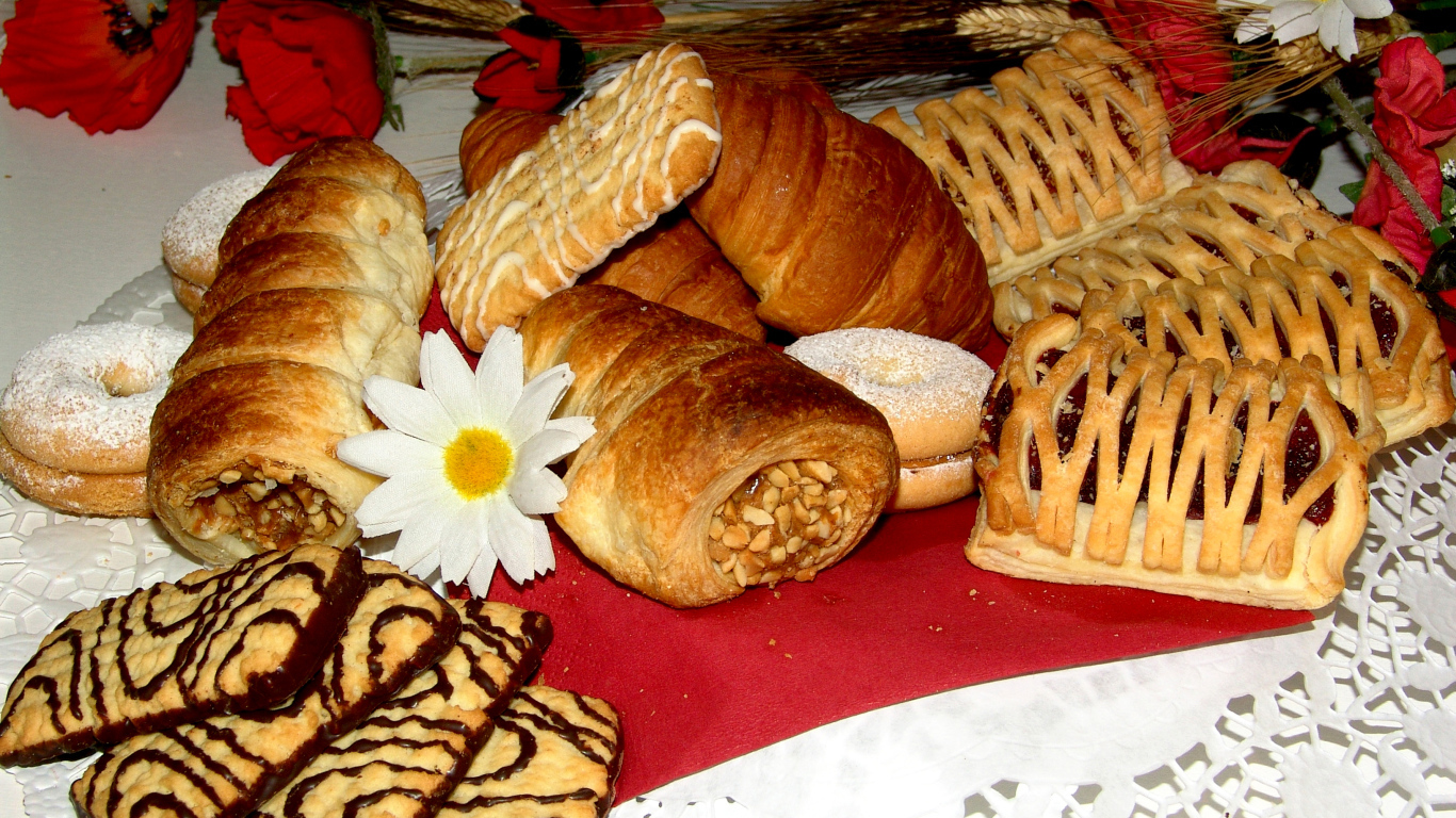 Свежая аппетитная выпечка на столе