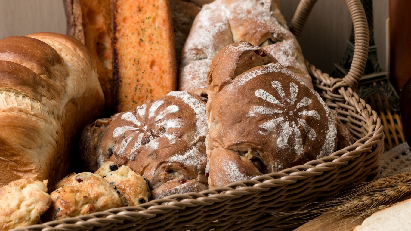 Свежие хлебобулочные изделия в плетеной корзине