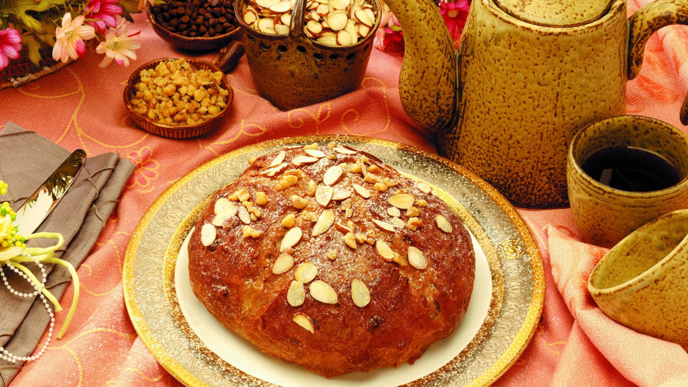 Свежий хлеб с миндальными орехами на столе