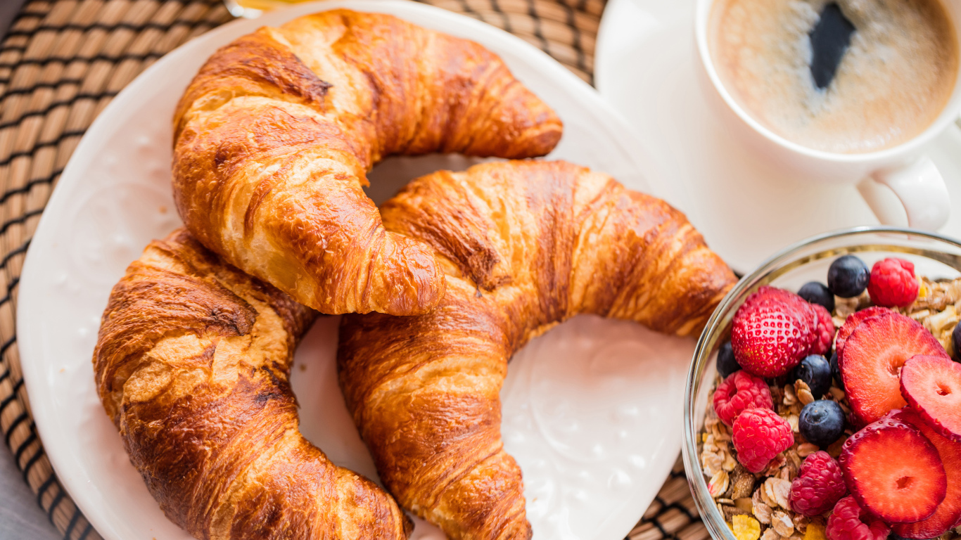 Три свежих круассана и мюсли с ягодами на завтрак