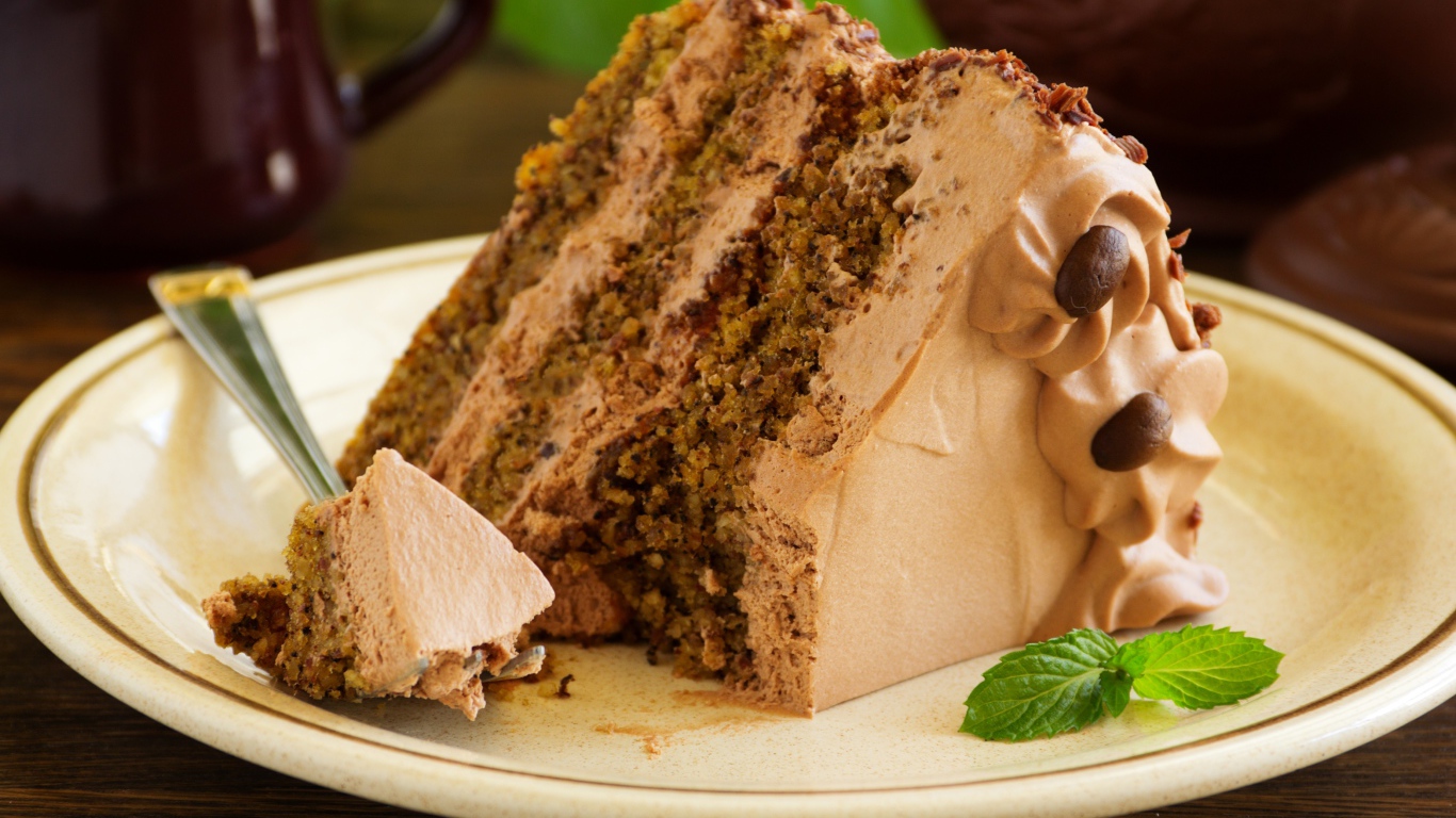 Кусок торта с орехами на тарелке