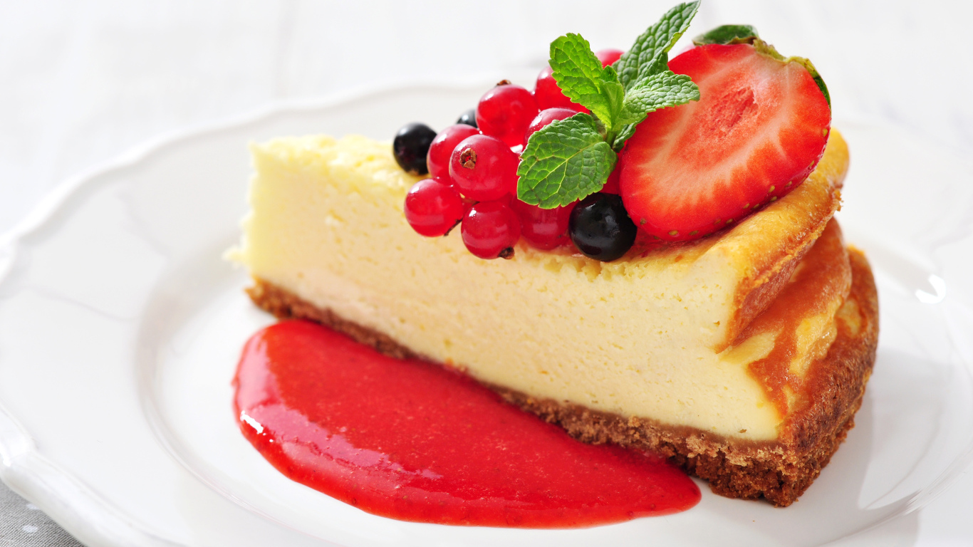 Кусок чизкейка с джемом и ягодами смородины и клубники
