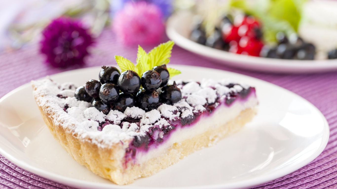 Кусок пирога с черной смородиной и сахарной пудрой