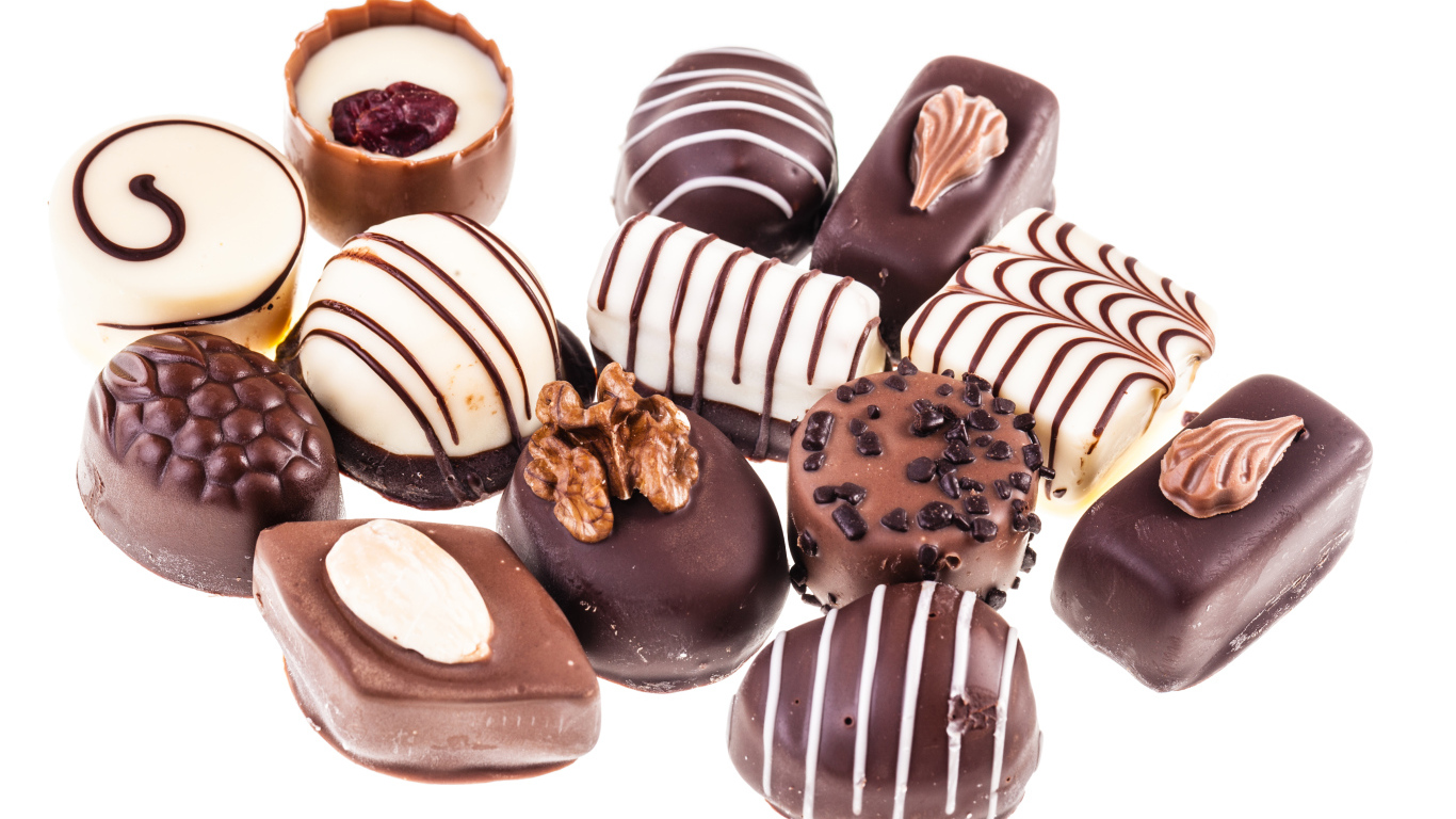 Аппетитные конфеты ассорти на белом фоне