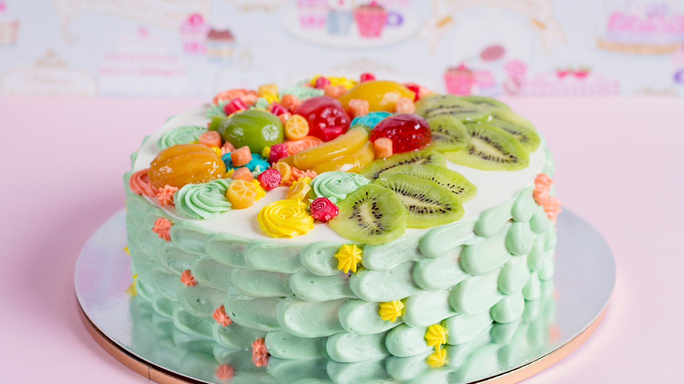 Аппетитный красивый торт с фруктами и конфетами