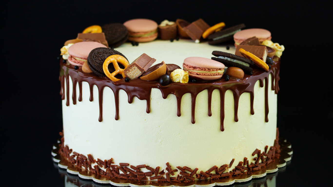Аппетитный торт украшен шоколадом, печеньем Орео и макарунами