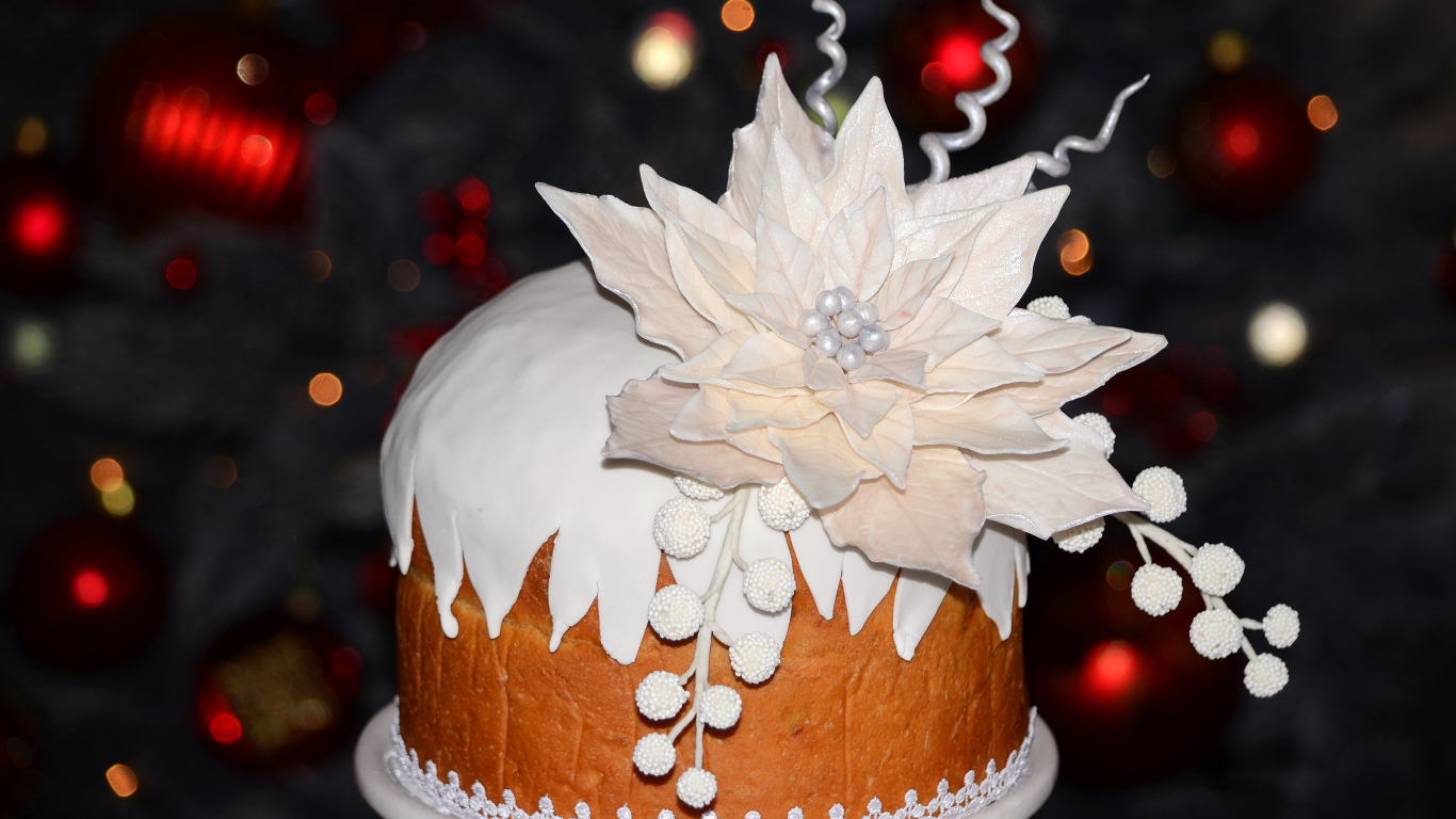 Аппетитный торт с красивым белым цветком