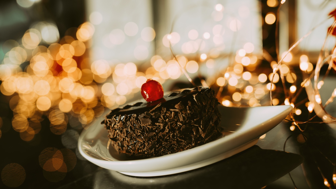 Аппетитное пирожное с шоколадом и вишней