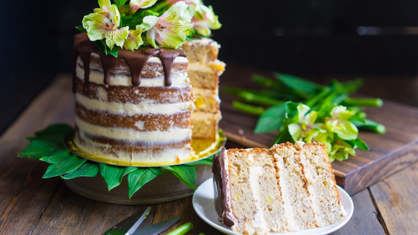 Аппетитный торт с кремом и свежими цветами 