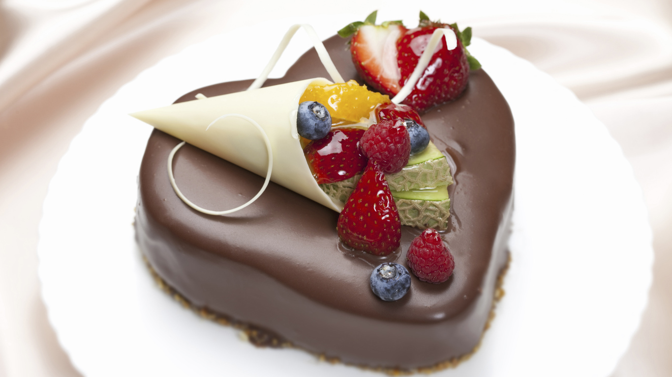 Аппетитный торт в шоколаде с ягодами в форме сердца