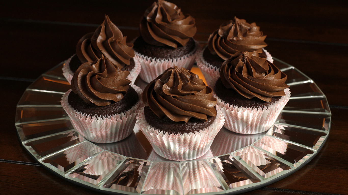 Аппетитные шоколадные капкейки на блюде 