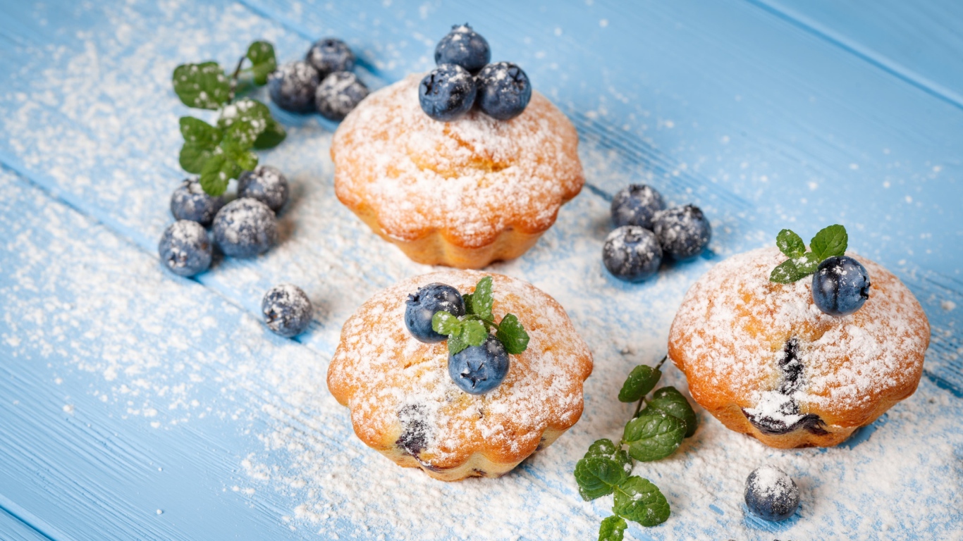 Аппетитные кексы с сахарной пудрой и ягодами черники