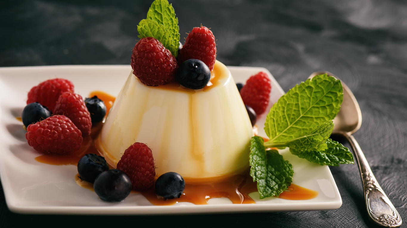 Аппетитный десерт с ягодами клубники и черники на белой тарелке