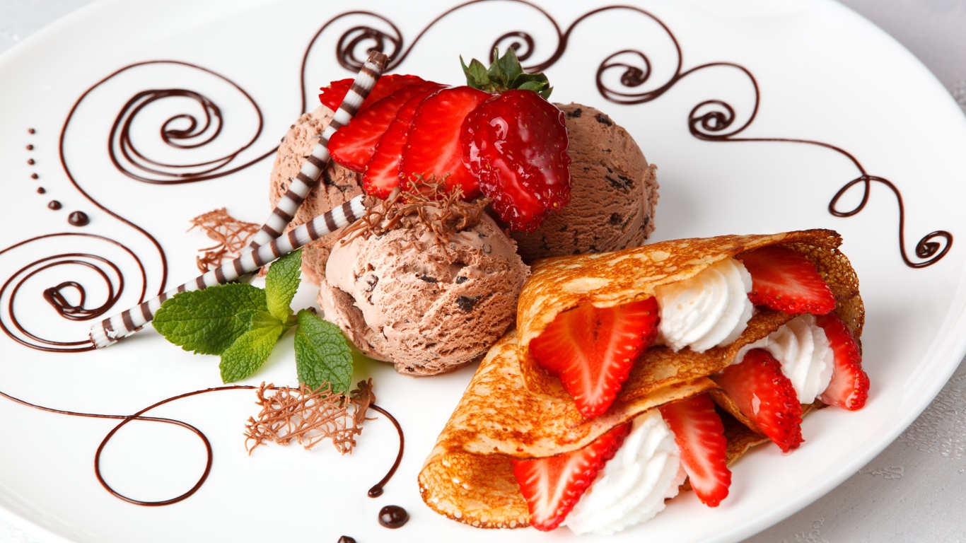 Шарики шоколадного мороженого с аппетитными блинчиками с клубникой