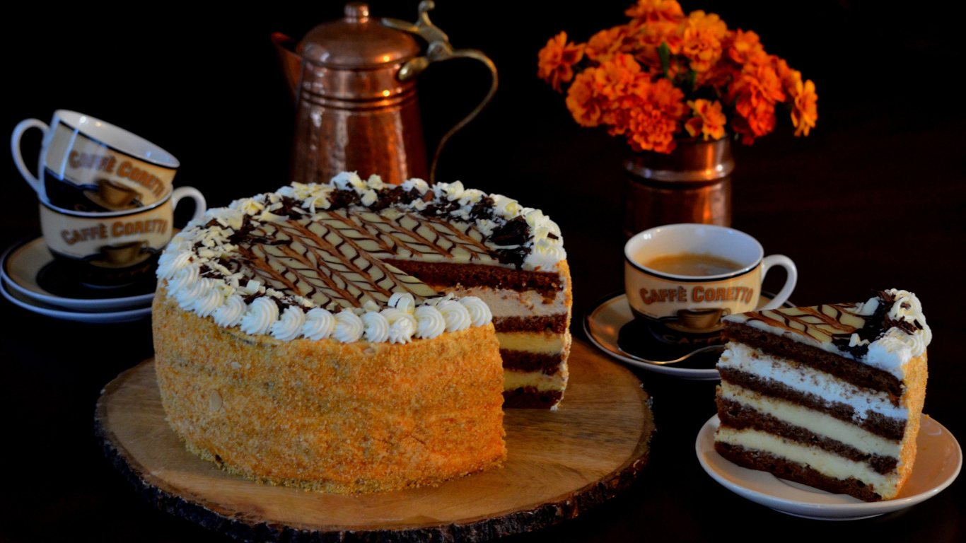 Красивый праздничный торт на столе с цветами