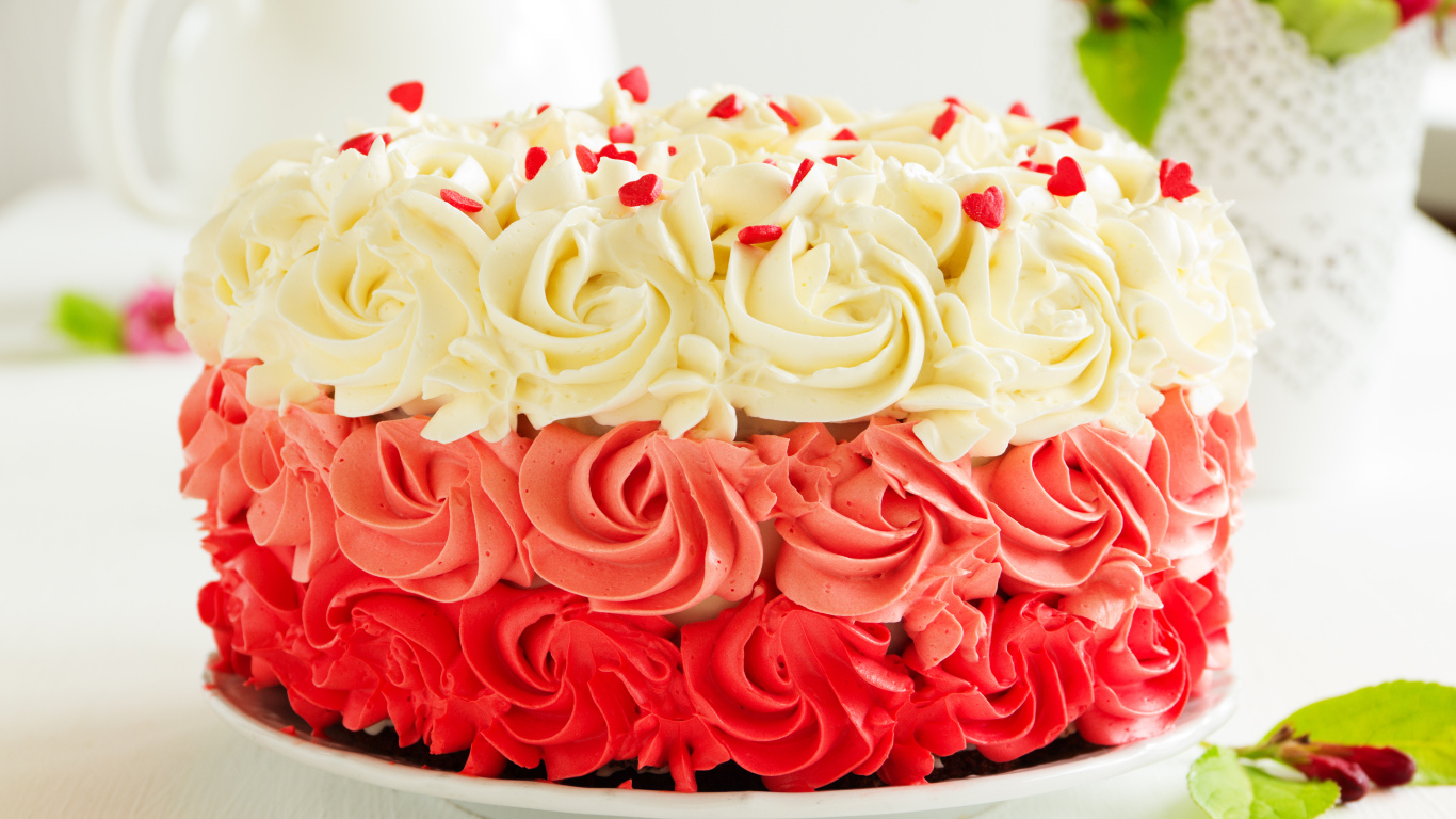 Красивый праздничный торт с красным и белым масляным кремом