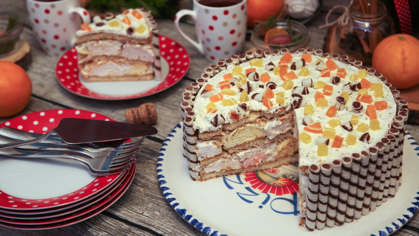 Красивый зефирный торт на праздничном столе 