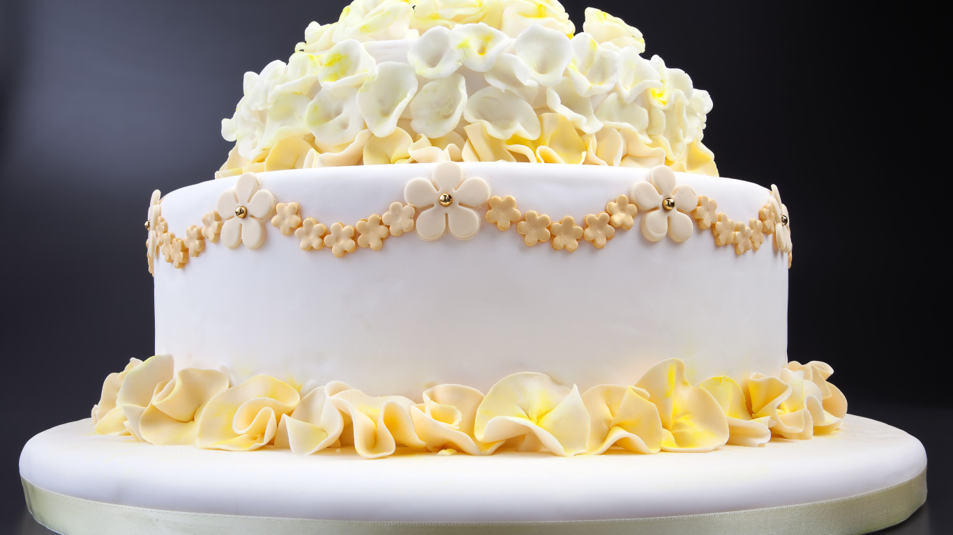 Красивый белый свадебный торт