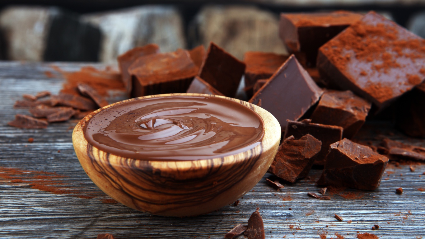 Черный шоколад с шоколадной пастой на столе