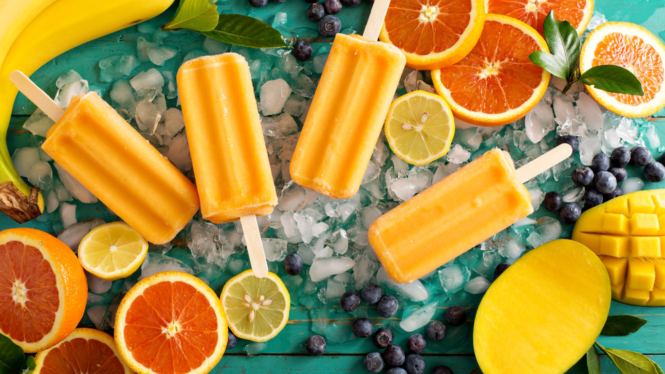 Цитрусовое мороженое на палочке со свежими фруктами