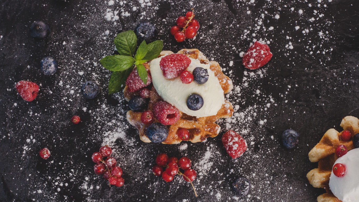 Печенье с кусочком мороженого, ягодами и сахарной пудрой