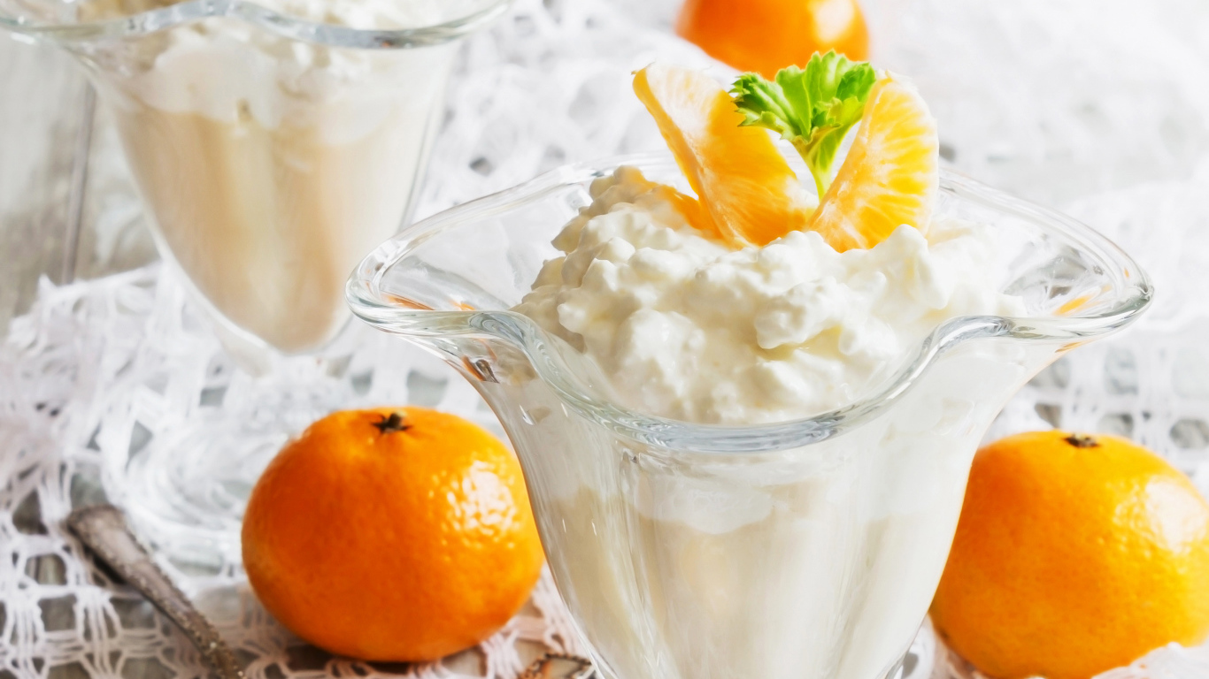 Творожный десерт с мандаринами в креманке 