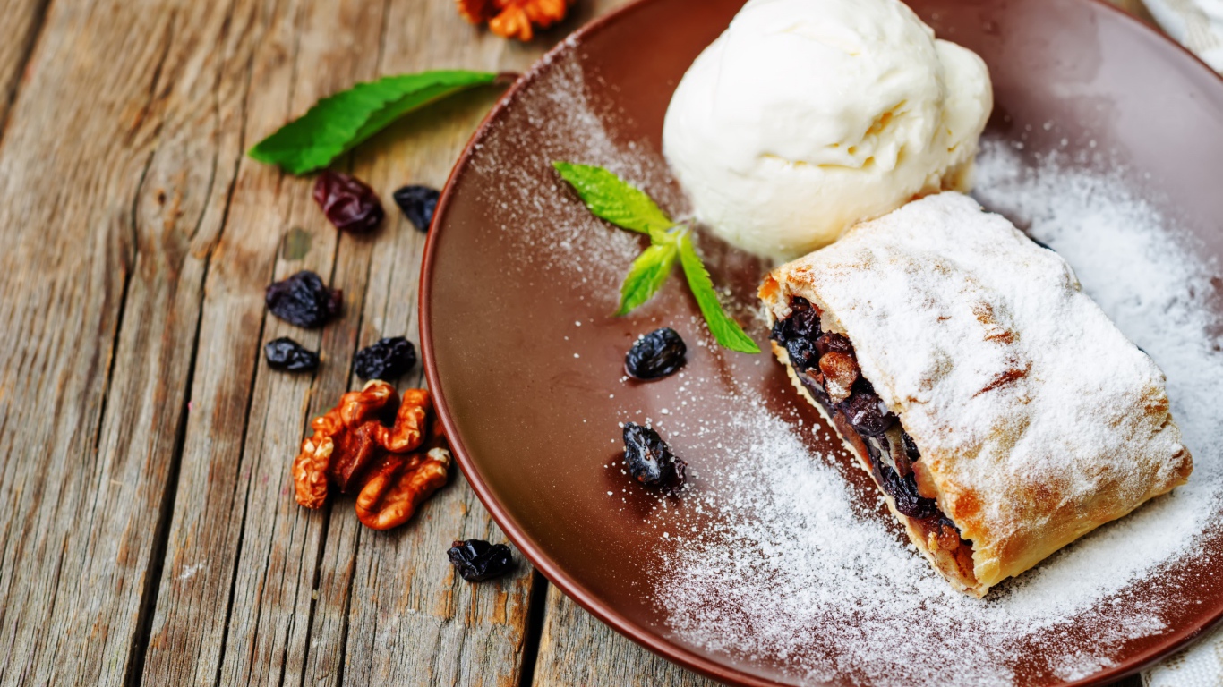 Вкусное печенье с изюмом и мороженое 