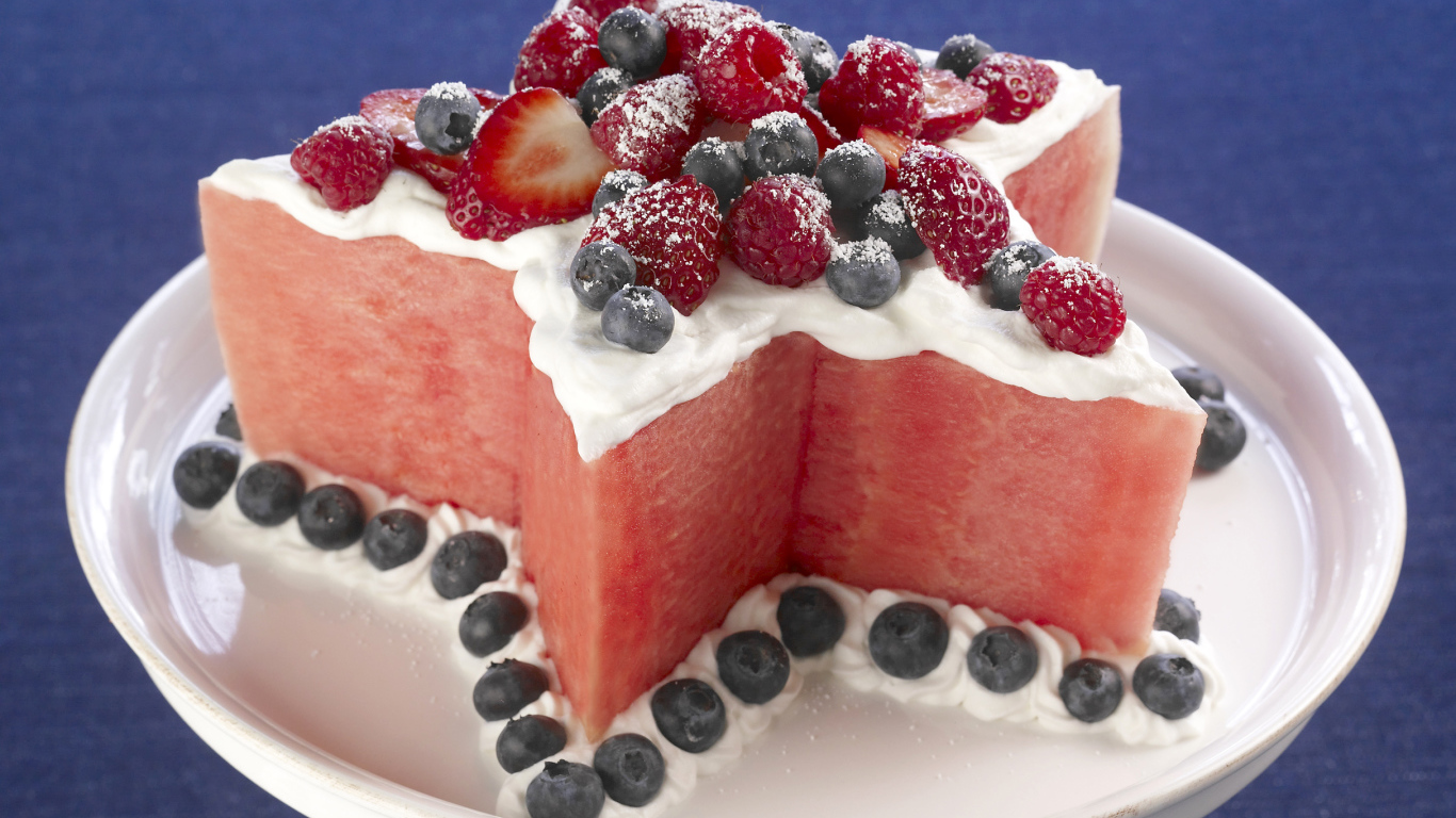 Десерт из арбуза со сливками и ягодами малины, клубники и черники