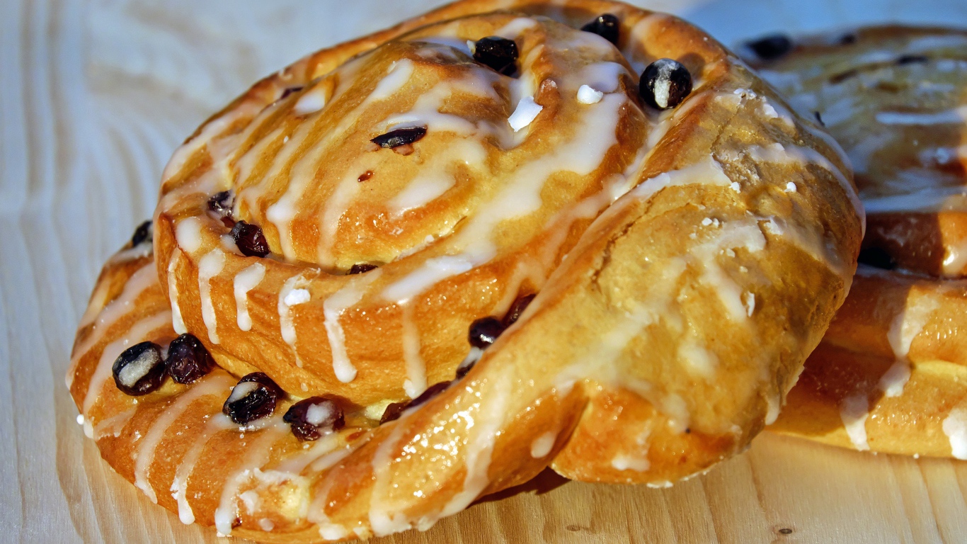 Свежая булочка с изюмом в сахарной глазури