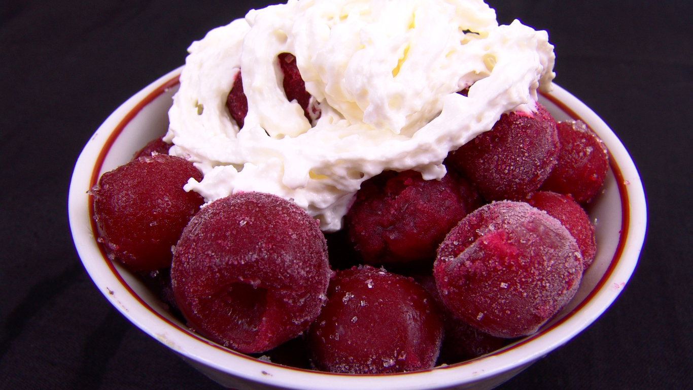 Замороженные черешни к тарелке со сливками