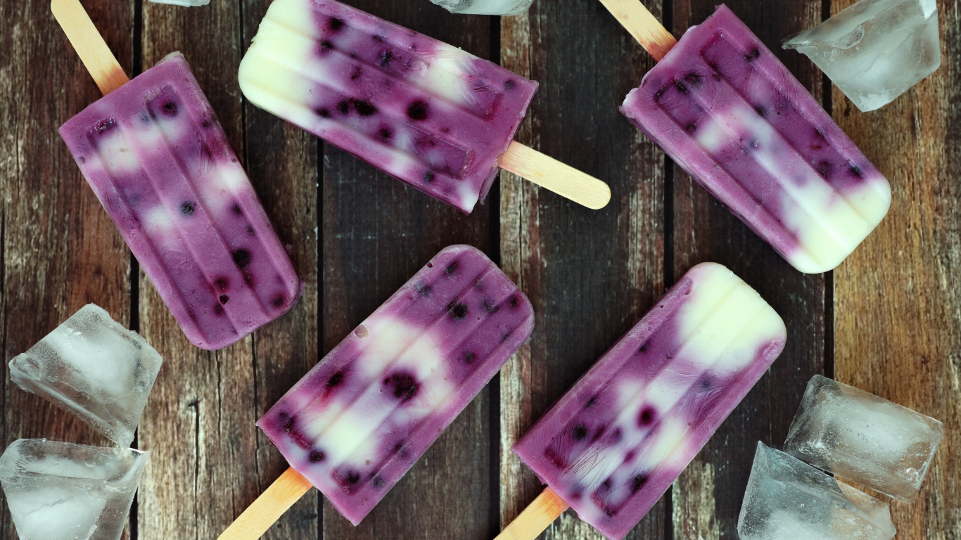 Фруктовое черничное мороженое на палочке с кусочками льда